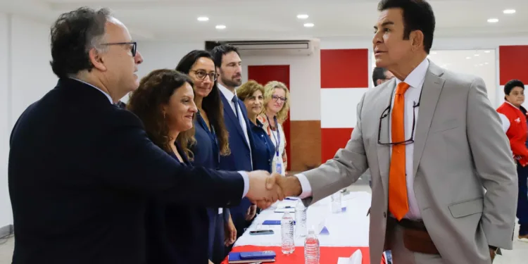Candidato liberal se reúne con la Misión de Observación Electoral de la Unión Europea para abordar la transparencia de los comicios en Honduras