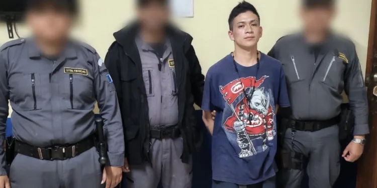 Hallan armas, dinero y licor en una prisión de Guatemala tras descubrir a un reo haciendo un vivo de TikTok