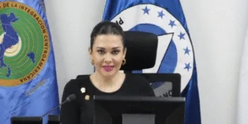 La nueva presidenta del Parlacen asume su cargo pese a amparos