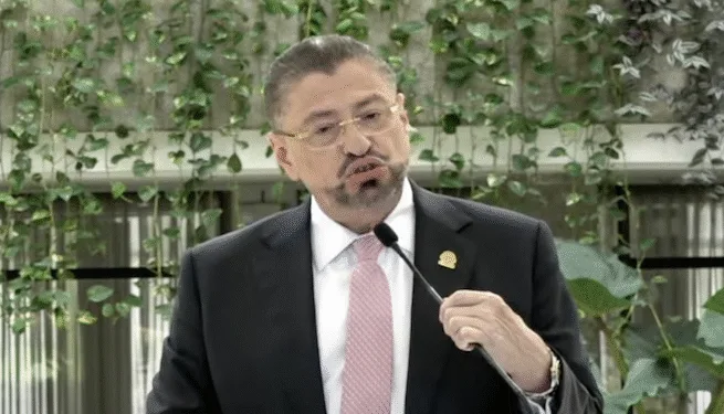 Presidente costarricense fustiga al TSE por restricciones de difusión en año electoral