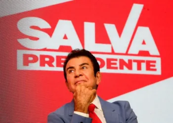 Candidato hondureño Salvador Nasralla se declara favorito y propone romper con China y Venezuela