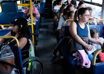 La movilidad urbana limita el acceso al trabajo de miles de mujeres en Latinoamérica