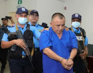 policias arrestan a sacerdote