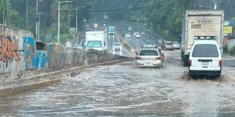 Lluvias intensas ponen en alerta a El Salvador y Guatemala; Centroamérica sigue bajo condiciones inestables