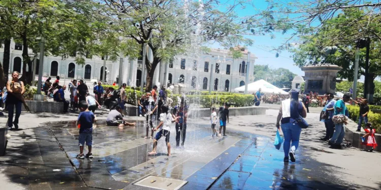 Más de 114,000 salvadoreños salieron de la pobreza y sumaron 1.8 millones en 2024