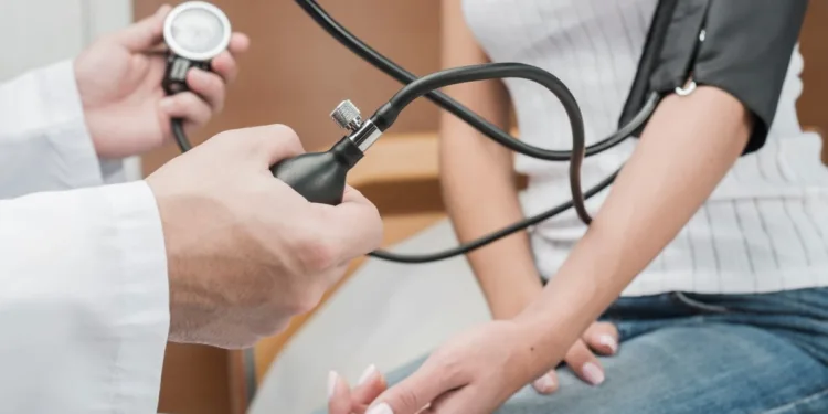 Solo 3 de cada 10 hipertensos están bien controlados en El Salvador, alerta de una crisis silenciosa en la región