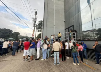 Hondureños a contrarreloj: miles intentan obtener el documento para votar a menos de 48 horas de las elecciones