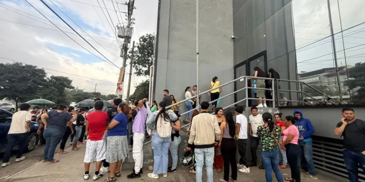 Hondureños a contrarreloj: miles intentan obtener el documento para votar a menos de 48 horas de las elecciones