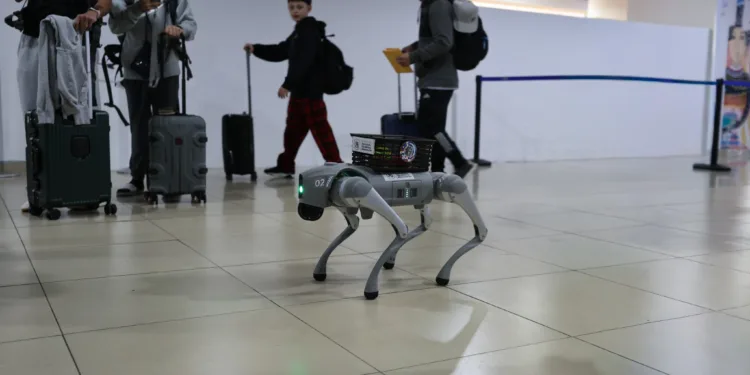 Guatemala impulsa controles sanitarios en aeropuerto La Aurora con un robot