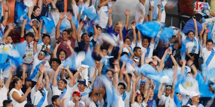 FIFA sanciona a Guatemala por cánticos racistas en el partido ante El Salvador: multa de $24,832 y reducción de aforo
