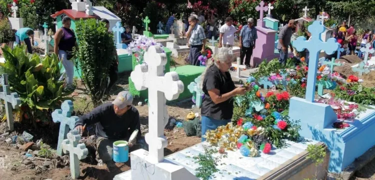 Centroamérica conmemora el Día de los Difuntos con tradición, memoria y homenaje en los cementerios