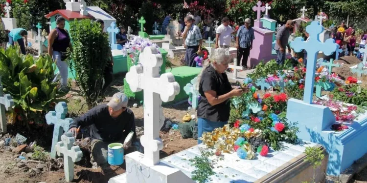 Centroamérica conmemora el Día de los Difuntos con tradición, memoria y homenaje en los cementerios