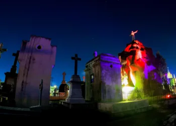 Turismo entre tumbas en San Salvador atrae a visitantes por Día de Difuntos