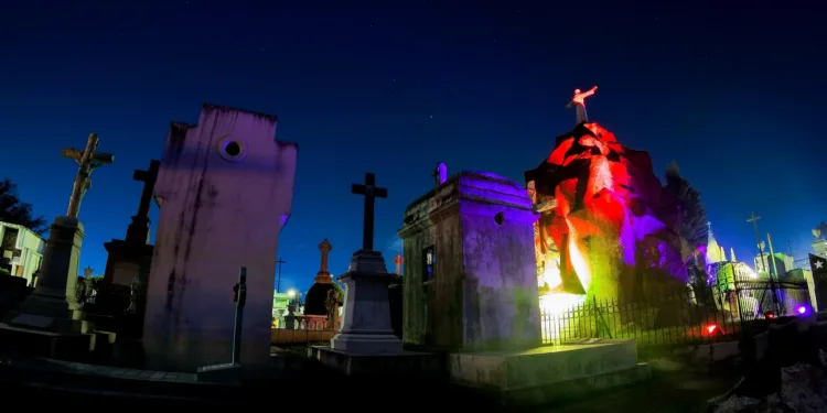 Turismo entre tumbas en San Salvador atrae a visitantes por Día de Difuntos