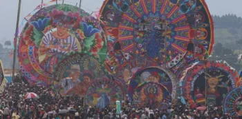 Barriletes gigantes volaron en Guatemala en tradición del Día de Muertos reconocida por la Unesco