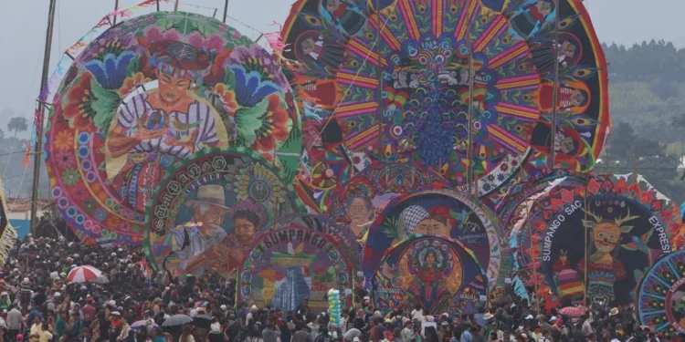 Barriletes gigantes volaron en Guatemala en tradición del Día de Muertos reconocida por la Unesco