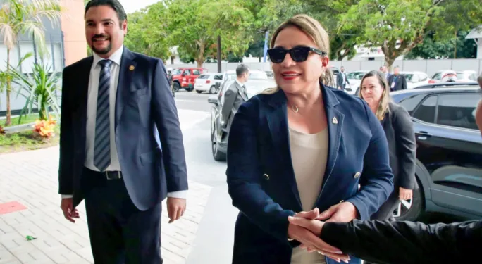 Presidenta de Honduras llega a Brasil para la Conferencia sobre Cambio Climático