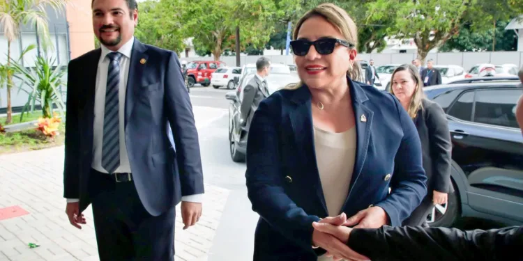 Presidenta de Honduras llega a Brasil para la Conferencia sobre Cambio Climático