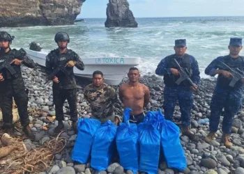 Fuerzas de seguridad salvadoreñas interceptan lancha con droga y capturan a un guatemalteco y un nicaragüense
