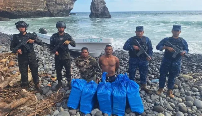 Fuerzas de seguridad salvadoreñas interceptan lancha con droga y capturan a un guatemalteco y un nicaragüense