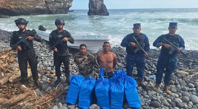 Fuerzas de seguridad salvadoreñas interceptan lancha con droga y capturan a un guatemalteco y un nicaragüense