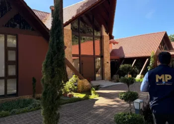 Ministerio Público allana propiedad vinculada al expresidente de Guatemala Alejandro Giammattei, sancionado por corrupción