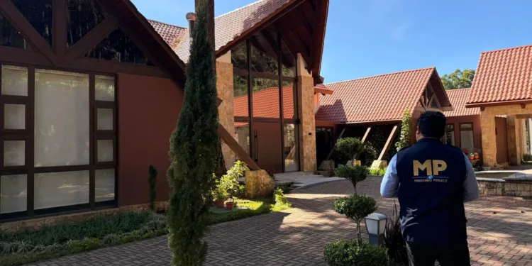 Ministerio Público allana propiedad vinculada al expresidente de Guatemala Alejandro Giammattei, sancionado por corrupción