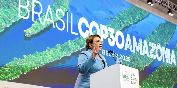 Presidenta de Honduras acusa al capitalismo de ser el principal verdugo ambiental durante su discurso en la COP30