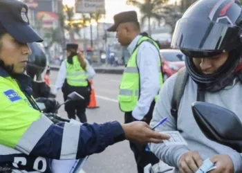 El Salvador aplicará multas a motociclistas por no usar cascos certificados