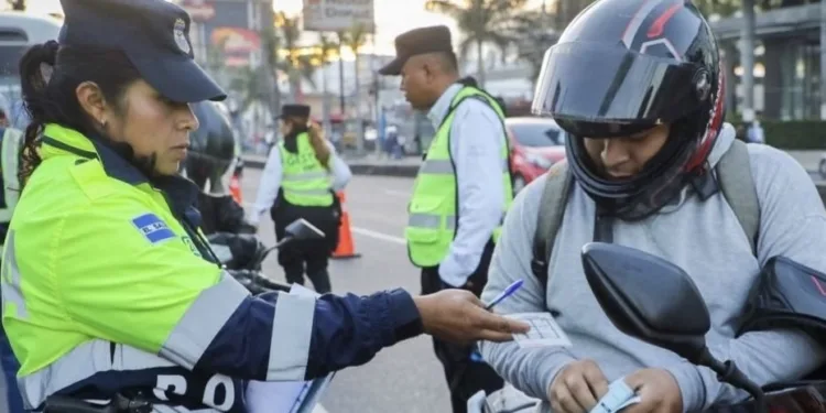 El Salvador aplicará multas a motociclistas por no usar cascos certificados