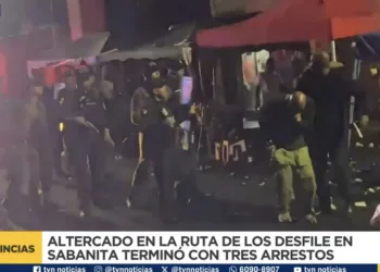 Desfile patrio acaba en enfrentamiento entre asistentes y policías en Panamá