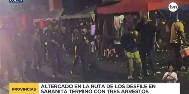 Desfile patrio acaba en enfrentamiento entre asistentes y policías en Panamá