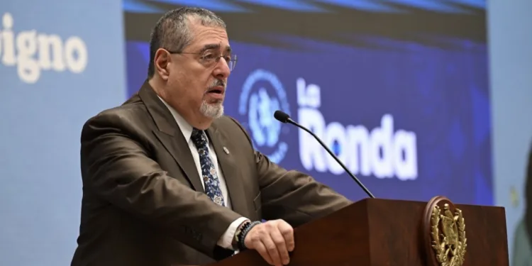 Presidente destaca llegada de misión de la OEA y llama a defender la democracia en Guatemala