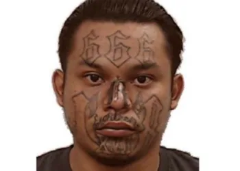 Arrestan en EE UU a inmigrante salvadoreño buscado por homicidio y vinculado a la pandilla Barrio 18 en El Salvador