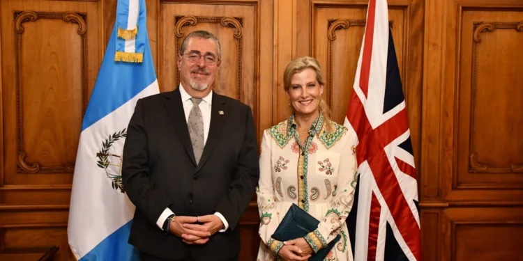 Presidente de Guatemala recibe a duquesa de Edimburgo  y conversan sobre cooperación