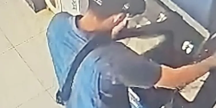 Detienen en El Salvador a tres venezolanos y un mexicano acusados de intentar vulnerar cajeros automáticos