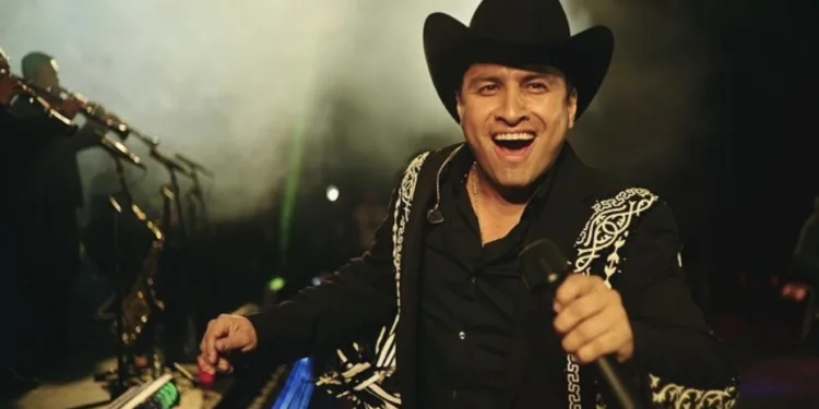 Cantante Julión Álvarez desmiente detención de su piloto en Honduras y pide ignorar información falsa