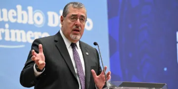 Presidente guatemalteco insta al Congreso aprobar la Ley Antilavado para evitar riesgos económicos y sanciones internacionales