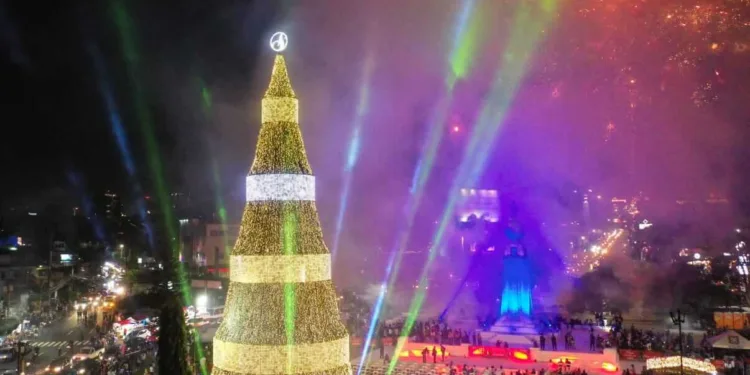 El nuevo árbol de Navidad más grande de El Salvador se retrasó y obligan a reinstalar la estructura clásica