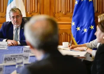 Presidente de Guatemala se reúne con misión de Unión Europea para observará renovación de cortes y fiscal general