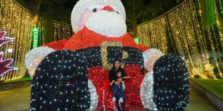 El Salvador inaugura la Villa Navideña más grande del país