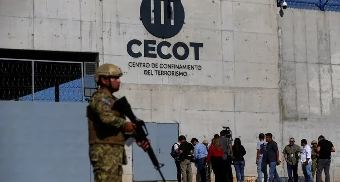 Bukele y Elon Musk intercambian mensajes en X sobre la política de seguridad y las cárceles en El Salvador