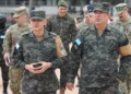 El cuestionado jefe del ejército promete elecciones seguras en Honduras y confirma continuidad democrática