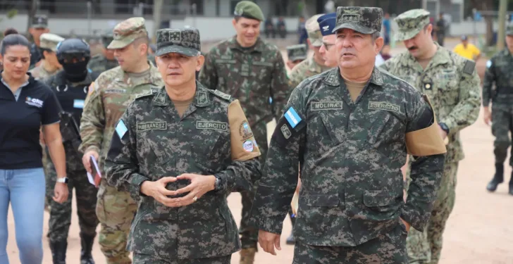 El cuestionado jefe del ejército promete elecciones seguras en Honduras y confirma continuidad democrática