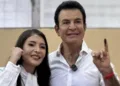 Honduras: Candidato Nasralla vota entre aplausos y el presidente del Congreso en medio de abucheos