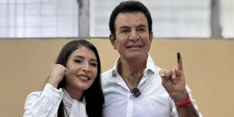 Honduras: Candidato Nasralla vota entre aplausos y el presidente del Congreso en medio de abucheos