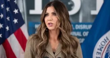 Secretaria de Seguridad Nacional de EE UU anuncia revisiones estrictas y posibles deportaciones para migrantes con asilo pendiente