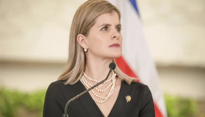 La candidata oficialista Laura Fernández lidera intención de voto en Costa Rica pero más del 50% sigue indeciso