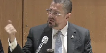 Presidente costarricense enfrenta audiencia por beligerancia política 