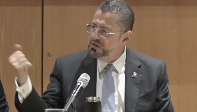 Presidente costarricense enfrenta audiencia por beligerancia política
